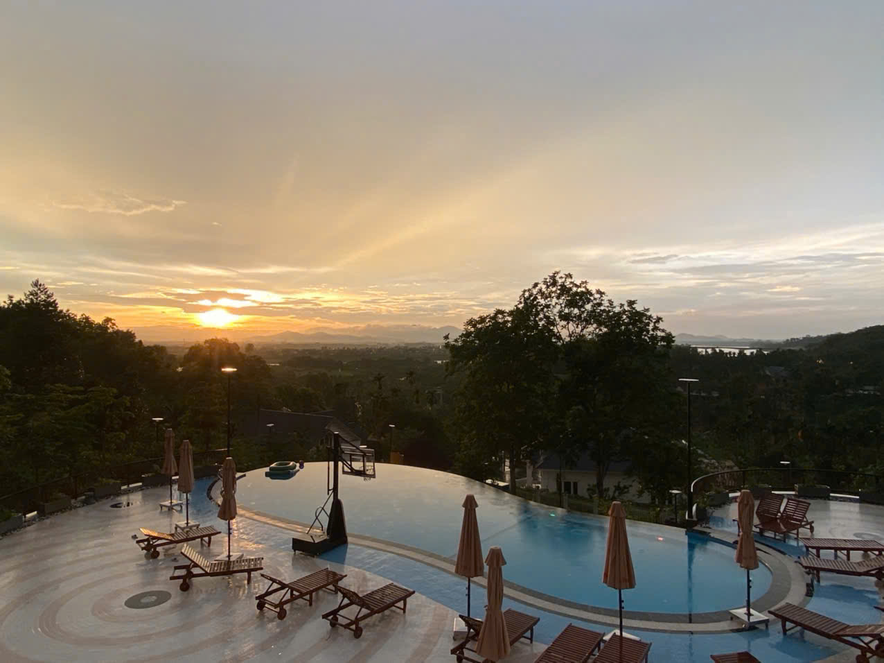 Ngắm bình minh bên bể bơi vô cực: Hành trình đánh thức giác quan tại Ốc Ba Vì Retreat