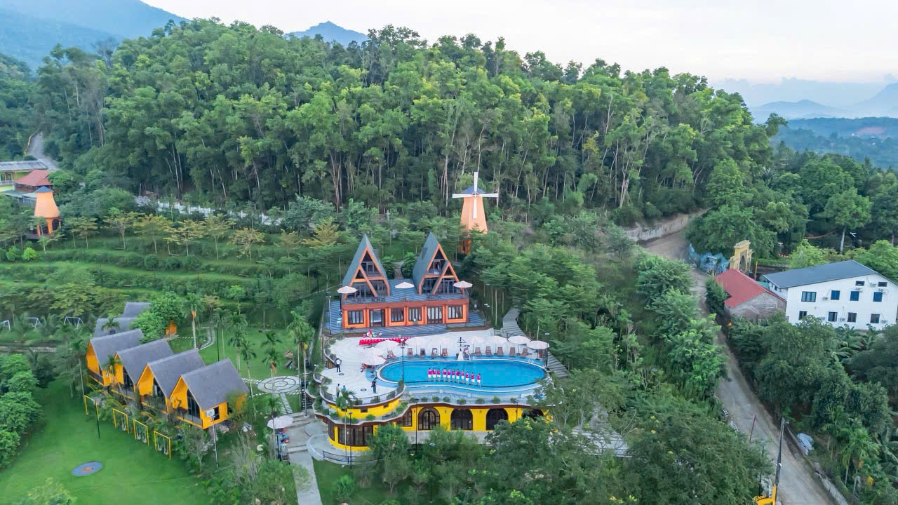 Bể Bơi Vô Cực Giữa Đại Ngàn