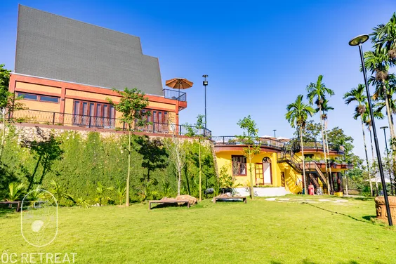 Sân cỏ rộng phục vụ team building tại Ốc Ba Vì Retreat