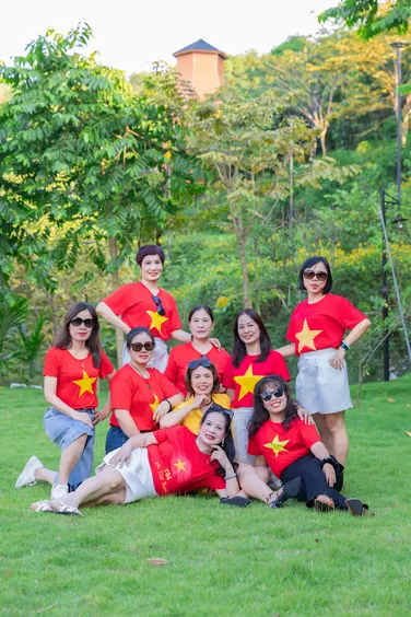 nhom-ban-than-check-in-vui-ve-tai-oc-ba-vi-retreat