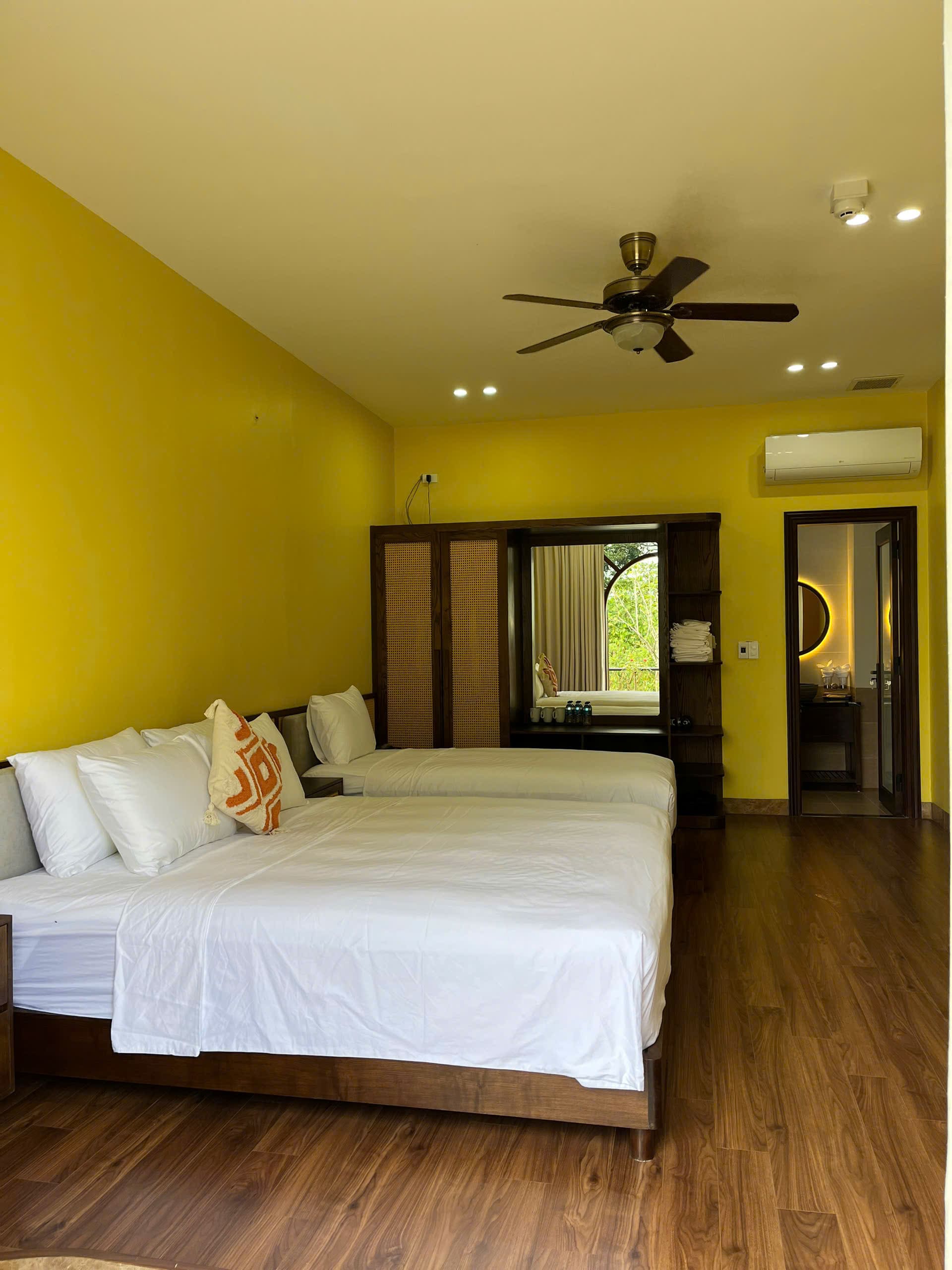 Deluxe Triple with Bathtub