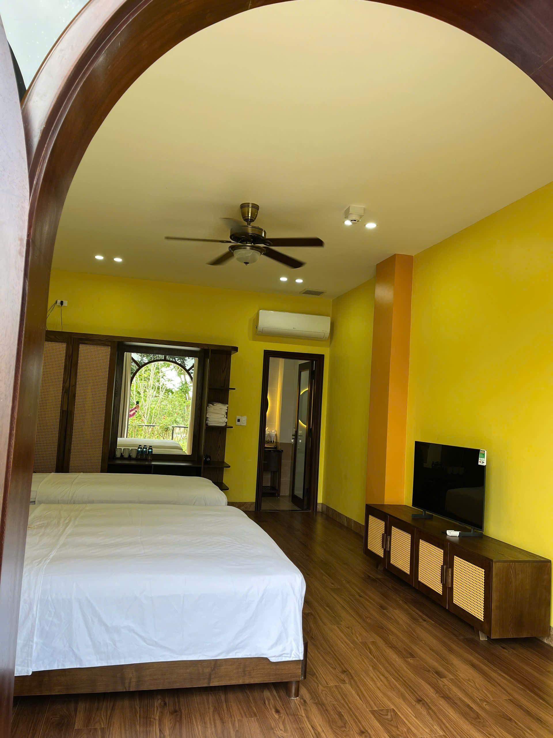 Deluxe Triple with Bathtub